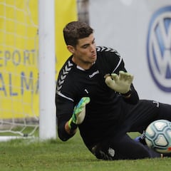 Raúl Fernández, de la nada al todo: renovado por dos temporadas