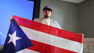 USA3373. SAN JUAN (PUERTO RICO), 18/06/2025.- El expelotero puertorriqueño Yadier Molina posa con una bandera de Puerto Rico durante una rueda de prensa este miércoles, en San Juan (Puerto Rico). Molina dirigirá por segunda ocasión a Puerto Rico en el Clásico Mundial de Béisbol para la edición de 2026 y para la que llevará solo una misión: ganar la medalla de oro. EFE/Jorge Muñiz