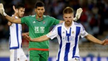 Rulli (c) durante un partido con la Real Sociedad.