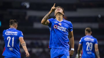 Rodrigo Huescas celebra su gol durante el partido Cruz Azul vs Santos, correspondiente a la Jornada 17 del Torneo Clausura 2023 de la Liga BBVA MX, en el Estadio Azteca, el 29 de Abril de 2023.