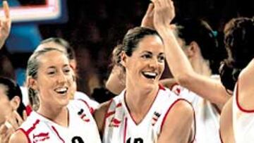 <b>FELICIDAD. </b>Las españolas celebran una victoria agónica.