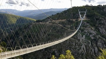 El puente colgante para peatones m&aacute;s largo del mundo, el 516 Arouca, visto desde uno de los extremos o, en otras palabras, de los m&aacute;rgenes del r&iacute;o Paiva, en el distrito de Aveiro (Portugal).