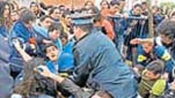 <b>A PALOS. </b> La Policía carga con dureza.