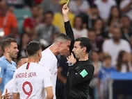 Tras la impotencia por quedar eliminados en Octavos, Ronaldo reclamó airadamente en una jugada en contra y el mexicano le mostró la tarjeta preventiva.