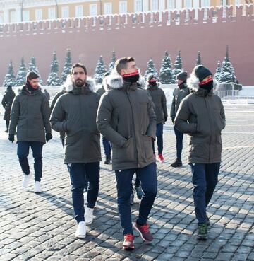 Los jugadores, muy abrigados, se dejaron ver por el centro de Moscú antes del entrenamiento de esta tarde. Mañana, ante el Spartak.