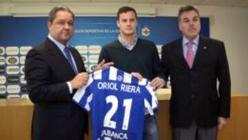 El delantero Oriol Riera, junto al presidente del Deportivo de La Coruña, Tino Fernández durante su presentación como nuevo jugador del equipo