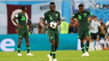 Los jugadores de Nigeria, tras el gol de Rojo que clasificó a Argentina y dejó fuera del Mundial a la selección de Rohr.