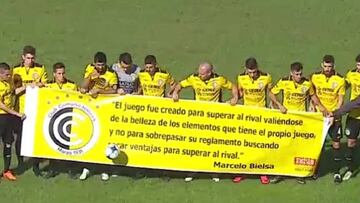 Pancarta que mostraron los jugadores de Comunicaciones antes de medirse a Riestra con una cita de Marcelo Bielsa.