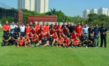 Todo el plantel de sao Paulo se tomó la foto del recuerdo.