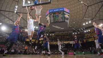 Laprovittola entra a canasta entre Hanga y Davies en el Cl&aacute;sico de la Liga Endesa disputado el pasado 29 de diciembre en el Palau Blaugrana.