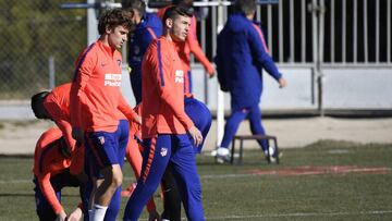 Lucas, junto a Griezmann durante el entrenamiento de hoy.