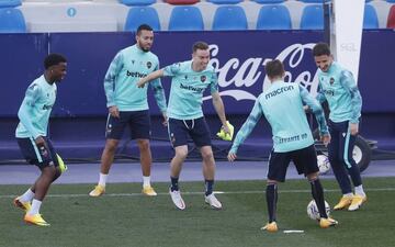 Los jugadores del Levante, durante el entrenamiento de este viernes.