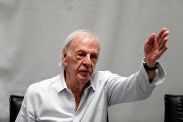 Rosario, 22 de octubre del 1938-Buenos Aires, 5 de mayo de 2024. 85 años. Apodado el Flaco, es un histórico de los banquillos. El cénit de su carrera fue el primer título mundial de la Albiceleste en 1978, que catapultó a Argentina a la élite internacional para no bajarse más. Durante su dilatada carrera dirigió a dos equipos españoles: el Barcelona, con el que ganó tres títulos en 1983 (Copa, Supercopa y Copa de la Liga), y el Atlético de Madrid.