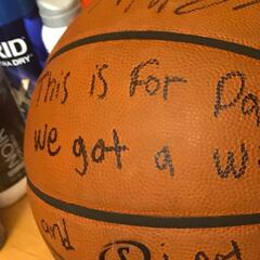 Giannis (44+8+4) no es de este mundo: mate y tapón ganadores