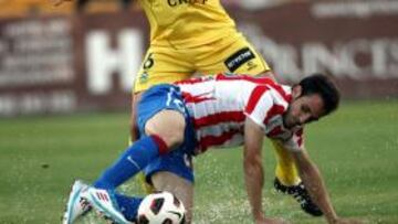 <b>DISPUTADO. </b>Alberdi y Juanfran pelean por un balón.