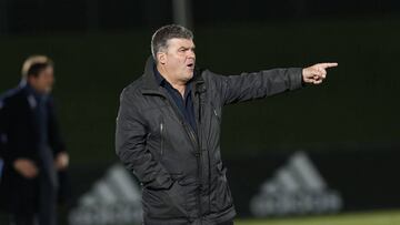 On&eacute;simo S&aacute;nchez dirigiendo un partido contra el Real Madrid Castilla durante su etapa como entrenador del Toledo. 