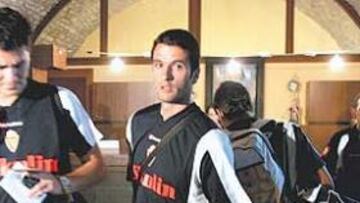 <b>VUELTA AL PIRINEO. </b>El Zaragoza regresa al Pirineo dos años después. En la imagen, la llegada de la expedición al hotel de Boltaña.