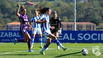 Amaiur Sarriegi remata a portería con la Real en la jornada 5 de la Liga femenina.