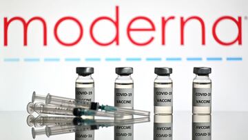 Una imagen ilustrativa muestra viales con adhesivos de la vacuna Covid-19 adheridos y jeringas con el logotipo de la empresa de biotecnología estadounidense Moderna el 17 de noviembre de 2020.