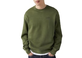 Esta es la sudadera verde de Levi’s que se va a convertir en un básico de armario infalible: es suave, cálida y muy cómoda
