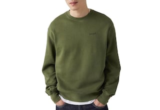 Esta es la sudadera verde de Levi’s que se va a convertir en un básico de armario infalible: es suave, cálida y muy cómoda