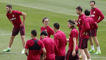 El Atlético, durante el calentamiento de la sesión de ayer.