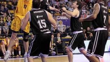 <b>CON FE. </b>Spencer Nelson, entre cuatro jugadores del Bilbao.