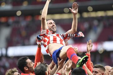 Godín recibió el homenaje de su hinchada. Le pasó el brazalete a Koke y Luiz Pereira le dio una placa con sus partidos de rojiblanco.