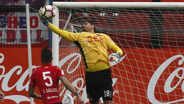 Fútbol, Union Espanola vs Universidad de Chile. Octava fecha campeonato de Transición 2017.
El jugador de Union Espanola Diego Sanchez controla la pelota durante el partido de primera division disputado contra Universidad de Ch