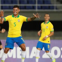 Lío por Bruno Guimaraes: el Lyon ve ilegal la oferta del Atlético