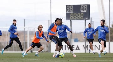 Militao pasa un balón durante un ejercicio de presiones.