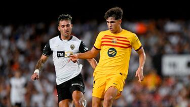Soccer Football - LaLiga - Valencia v FC Barcelona - Estadio de Mestalla, Valencia, Spain - August 17, 2024 Valencia's Hugo Duro in action with FC Barcelona's Pau Cubarsi REUTERS/Pablo Morano