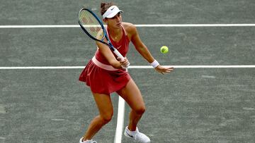 La tenista suiza Belinda Bencic devuelve una bola durante su partido ante Xiyu Wang en el Credit One Charleston Open de Charleston, South Carolina. 