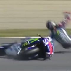 Ahora es Lorenzo el que sale por los aires en el FP3 de Motegi