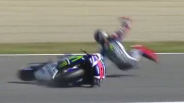 Ahora es Lorenzo el que sale por los aires en el FP3 de Motegi