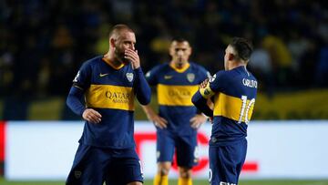 AME7032. BUENOS AIRES (ARGENTINA), 13/08/2019.- Daniele De Rossi (i) y Carlos Tévez (d) de Boca Juniors hablan este martes en el partido por los 16vos de final de la Copa Argentina entre Boca Juniors y Almagro, en estadio Ciudad de La Plata, Buenos Aires (Argentina). EFE/Demian Alday