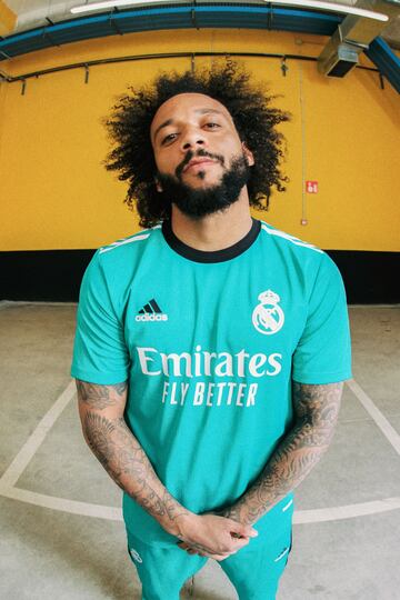 Marcelo, capitán del Real Madrid, presenta la nueva vestimenta del Real Madrid.