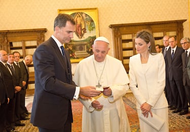 El papa Francisco intercambia regalos con el rey Felipe VI y la reina Letizia de España en su biblioteca privada en el Palacio Apostólico el 30 de junio de 2014 en la Ciudad del Vaticano, Vaticano. El rey Felipe VI se reunió con el papa Francisco por primera vez desde que asumió el cargo, fue una de las primeras visitas internacionales de Felipe y Letizia como reyes de España.