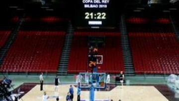 <b>CALENTANDO MOTORES. </b>El Cajasol se entrenaba ayer por la noche sobre el parquet del Bizkaia Arena. El Regal Barça, su rival hoy, no llevó a cabo la sesión.
