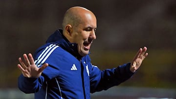 Cruzeiro's Portuguese head coach Leonardo Jardim gestures during the Copa Sudamericana group stage football match between Ecuador's Mushuc Runa and Brazil's Cruzeiro at the Fernando Guerrero stadium in Riobamba, Ecuador on May 7, 2025. (Photo by Rodrigo BUENDIA / AFP)