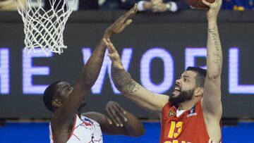 Vitor Faverani lanza ante Moussa Diagné.