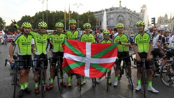 Los ciclistas del Euskadi-Murias posan con la ikurri&ntilde;a tras concluir la Vuelta a Espa&ntilde;a 2018.