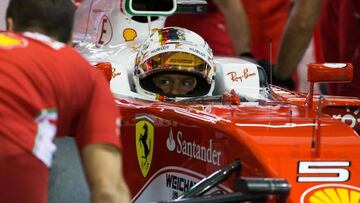Vettel con el Ferrari en Singapur.