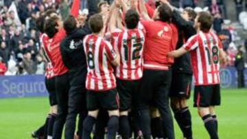 <b>DISFRUTÓ EN EL CAMPO. </b>Iñaki Muñoz, abrazado por David López y San José, tuvo oportunidad de despedirse jugando como era su ilusión. No olvidará el último día.