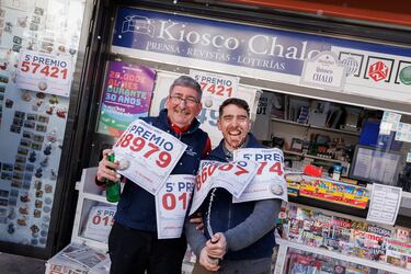 Varios agraciados celebran el la administración del Kisko Chalo, los quintos premios del Sorteo Extraordinario de Lotería de Navidad 2023.