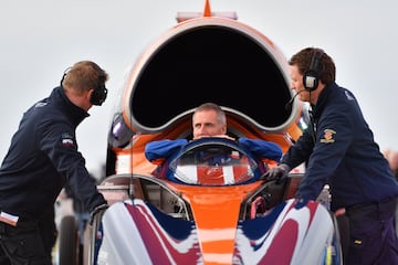 El Bloodhound SSC Supersonic diseñado por el aerodinamista de 87 años Ron Ayers en colaboración con Richard Noble, tiene previsto alcanzar el récord de los 1.609 kilómetros por hora en el desierto Hanskeen Pan de Sudáfrica.