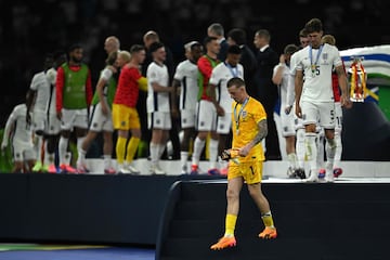 Jordan Pickford y sus compañeros de equipo, abatidos tras caer en la final con la selección española.