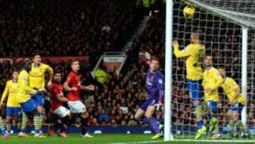 Un gol de Van Persie engancha al Manchester a la Premier