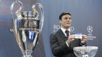 Zanetti, al sacar la bola del Atlético de Madrid.