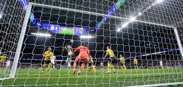 1-2. Kylian Mbappé cuelga el balón desde el lateral derecho y Antonio Rüdiger remata con un tremendo cabezazo el primer tanto. Imposible para Greg Kobel.